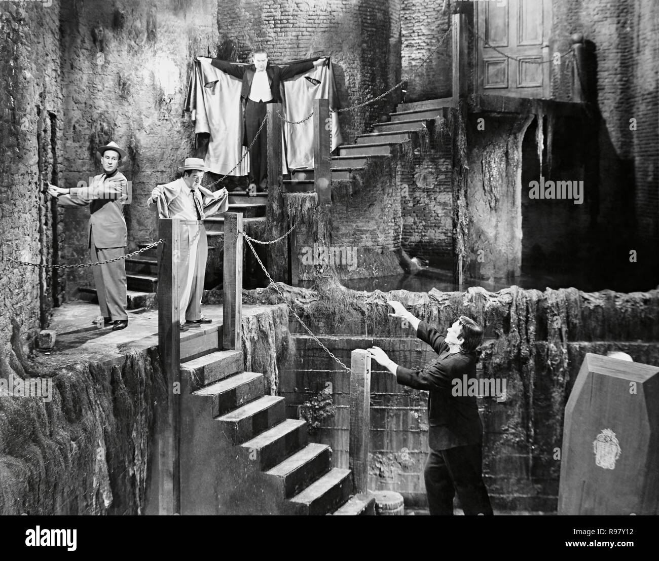 Pellicola originale titolo: Abbott e Costello Meet Frankenstein. Titolo inglese: Abbott e Costello Meet Frankenstein. Anno: 1948. Direttore: Charles Barton. Stelle: Dracula; Bela Lugosi; BUD ABBOTT; LOU COSTELLO. Credito: UNIVERSAL INTERNATIONAL / Album Foto Stock