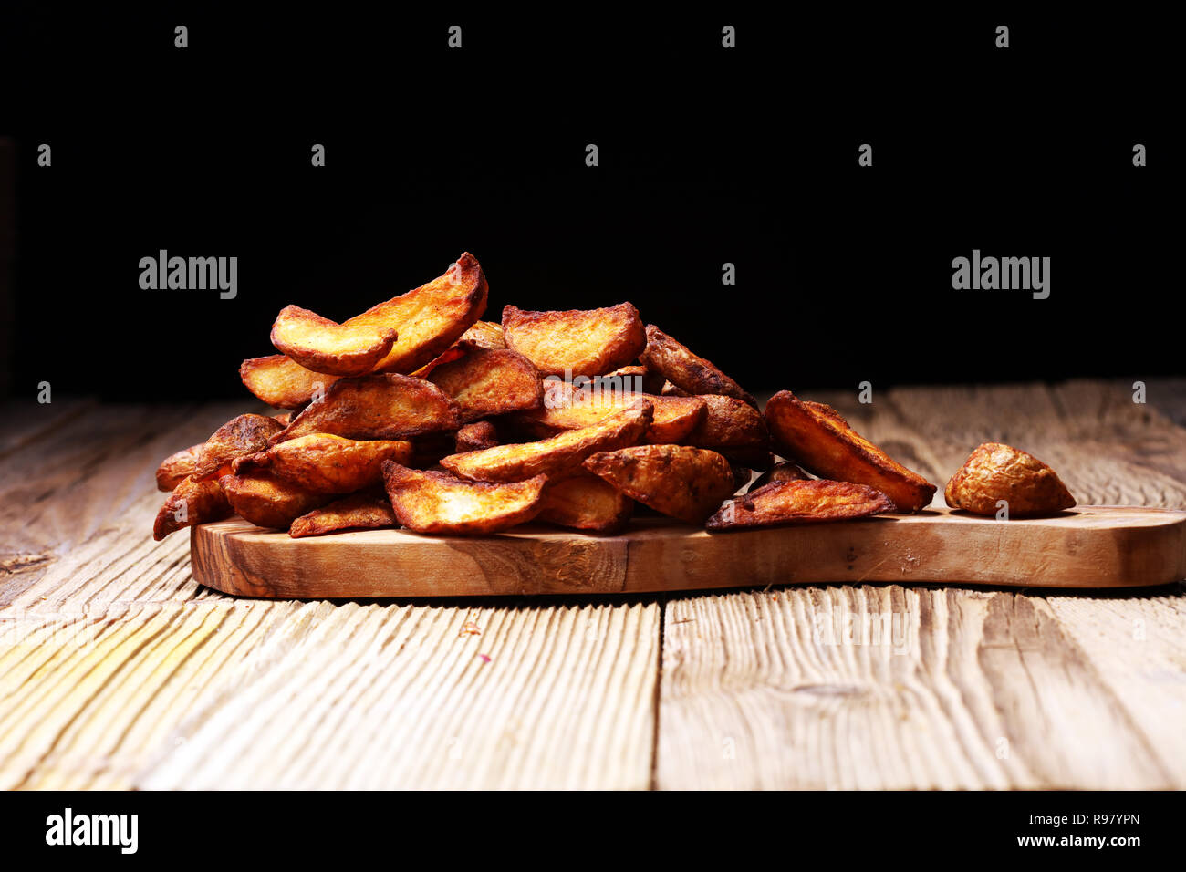 Patate al forno cunei. fatti in casa vegetale organico vegetariano vegano Spicchi di patate snack alimentare. Foto Stock