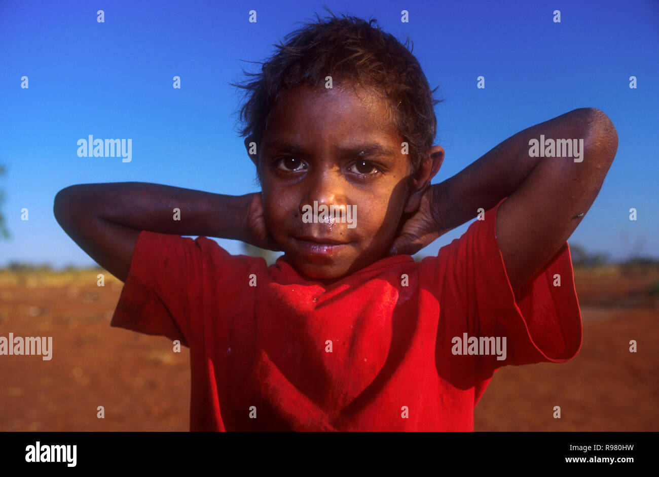 Giovane ragazzo aborigena, Yuelamu (Mount Allan) nel Territorio del Nord, l'Australia Foto Stock