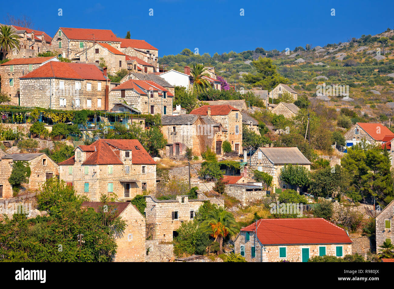 Hillside storico villaggio di pietra di Lozisca sull'isola di Brac Dalmazia, regione della Croazia Foto Stock