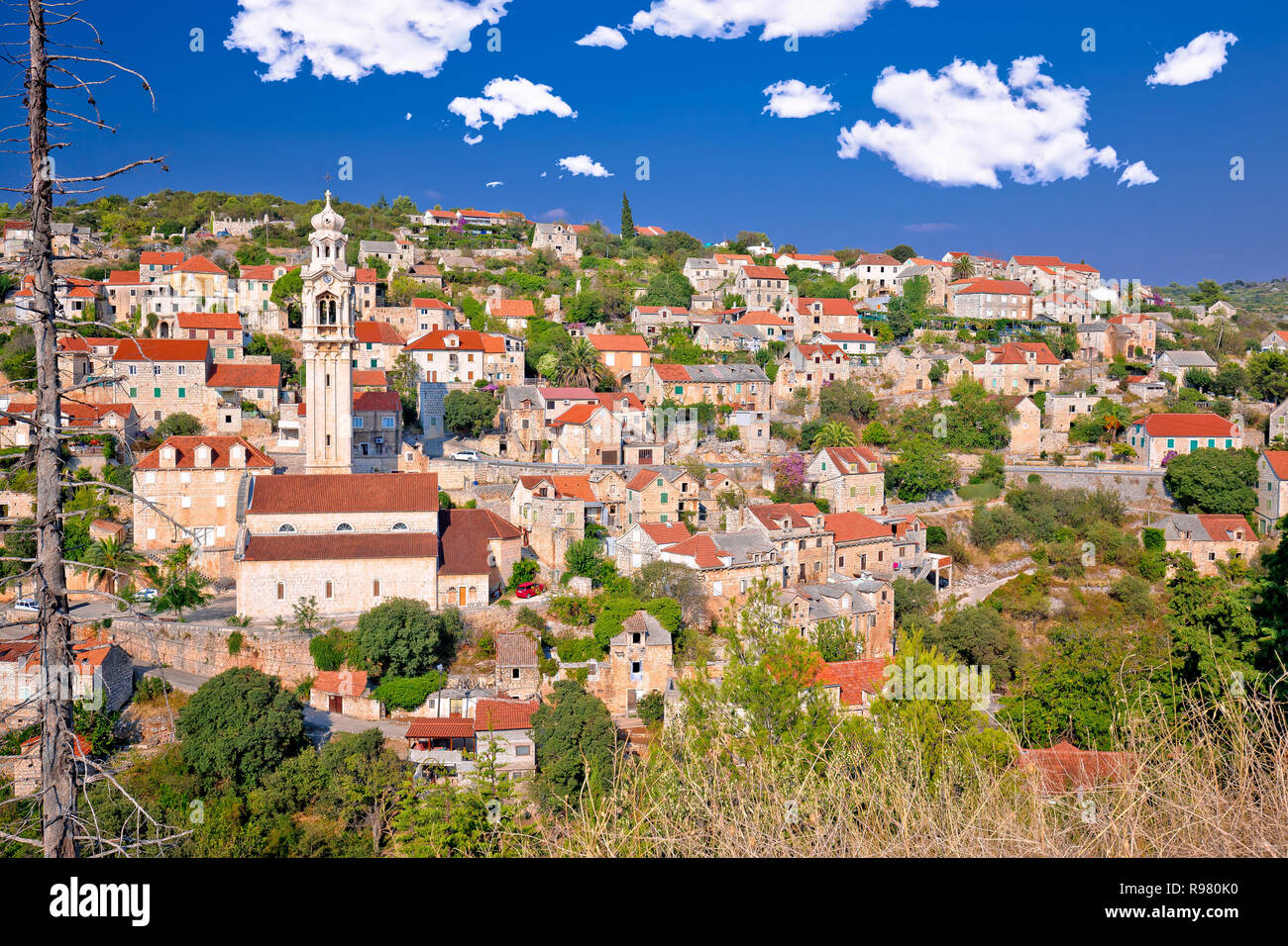 Villaggio di pietra Lozisca sull'isola di Brac vista, Dalmazia, Croazia Foto Stock