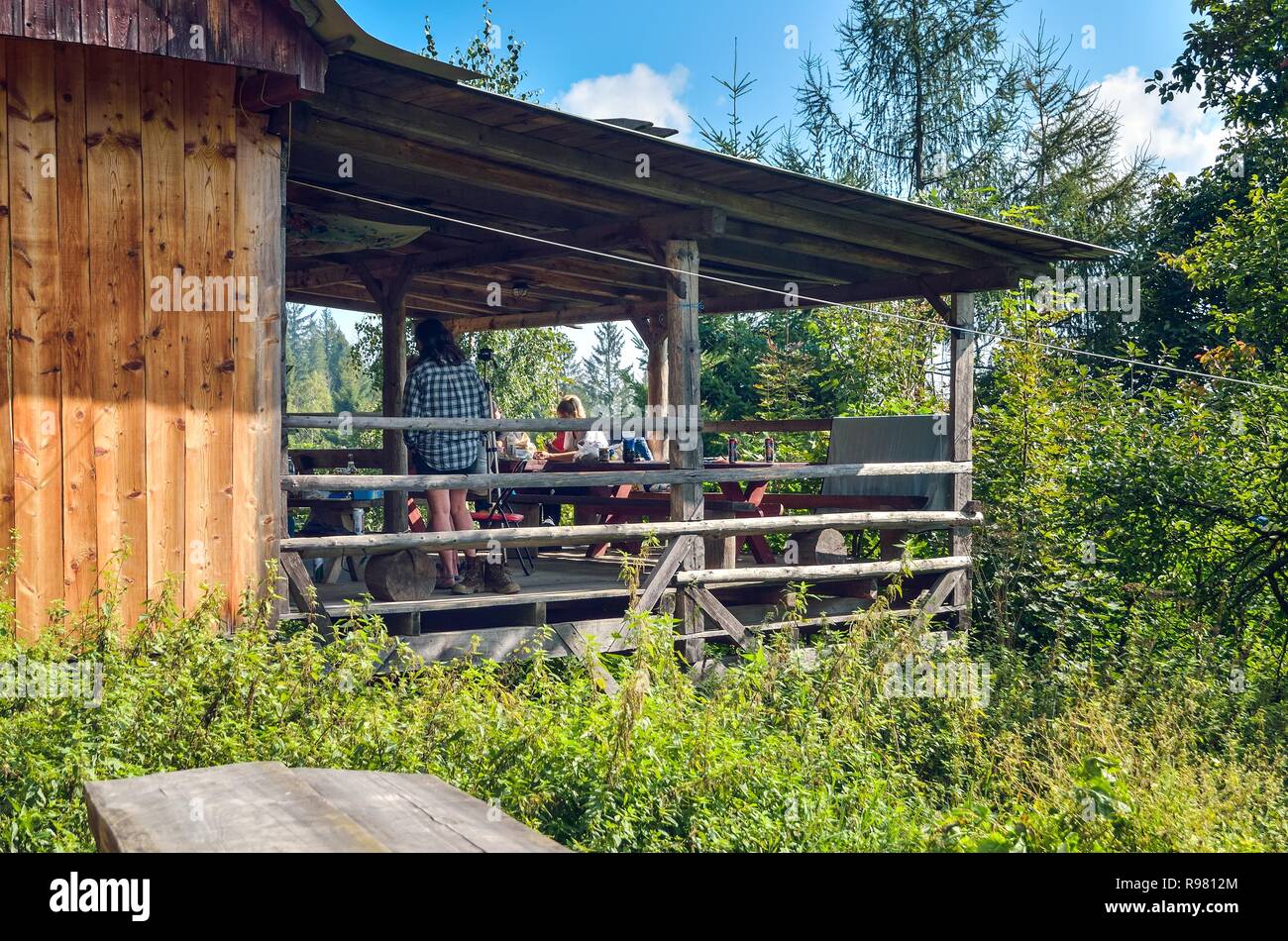 BESKIDS, Polonia - 9 Settembre 2018: turisti sotto il portico di fronte una montagna ostello nel Beskids in Polonia. Foto Stock