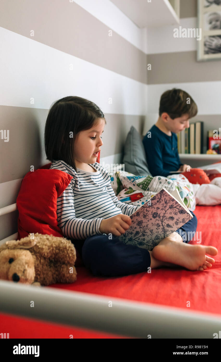 Ragazzo e una ragazza la lettura di un libro Foto Stock