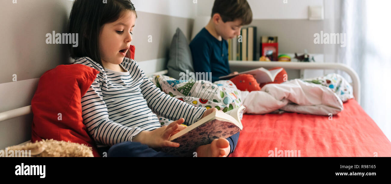 Ragazzo e una ragazza la lettura di un libro Foto Stock