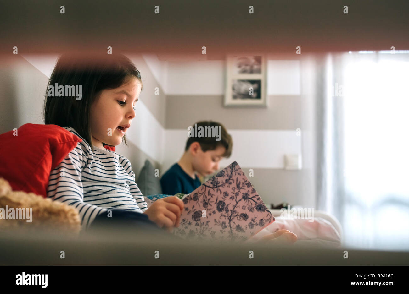 Ragazzo e una ragazza la lettura di un libro Foto Stock
