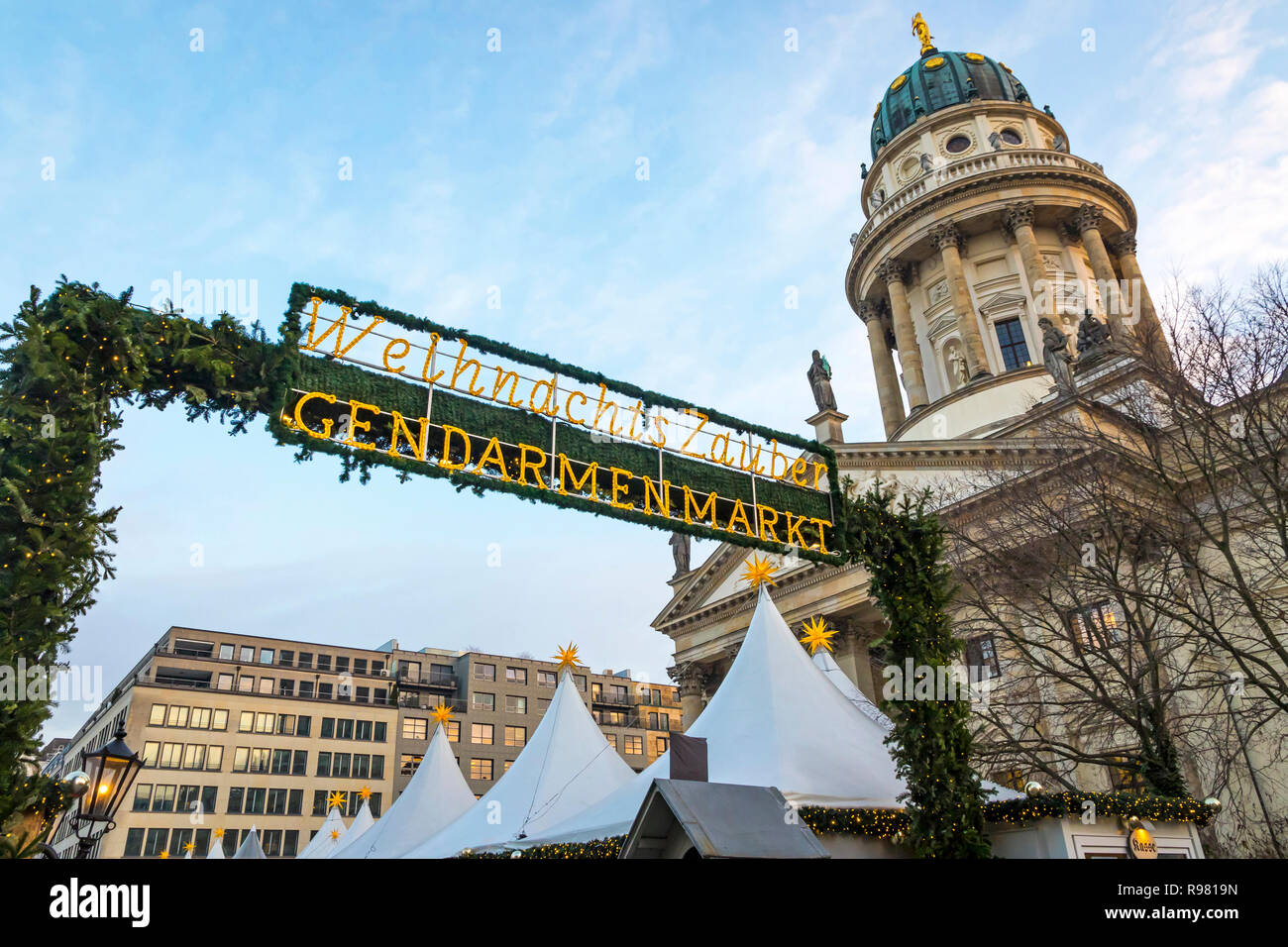 Berlino, Germania - 18 dicembre 2018: Gendarmenmarkt Mercatino di Natale di Berlino, Germania. Uno dei più famosi mercatini di Natale in Europa Foto Stock