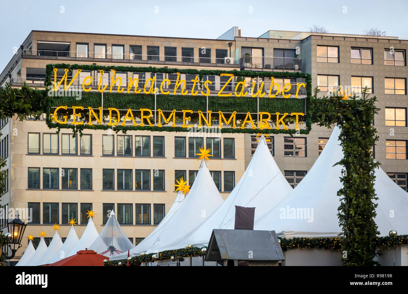 Entrata segno di benvenuto di Gendarmenmarkt Mercatino di Natale di Berlino, Germania. Uno dei più famosi mercatini di Natale in Europa Foto Stock