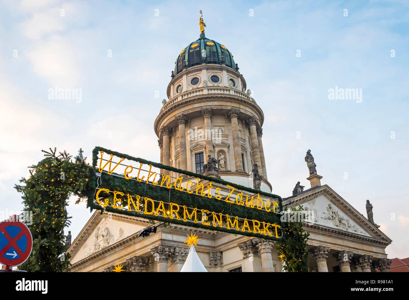Entrata segno di benvenuto di Gendarmenmarkt Mercatino di Natale di Berlino, Germania. Uno dei più famosi mercatini di Natale in Europa Foto Stock