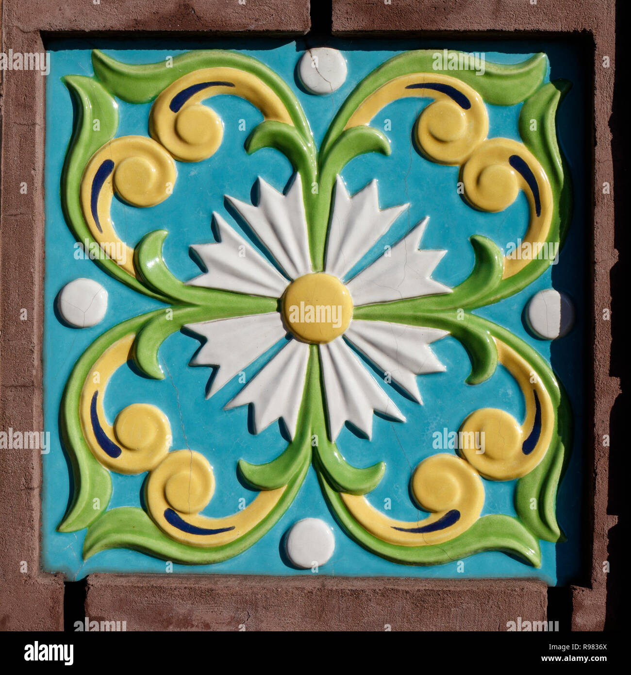 Ceramica decorativa tile parete al di fuori della Chiesa del Salvatore sul Sangue versato a San Pietroburgo, Russia. Foto Stock