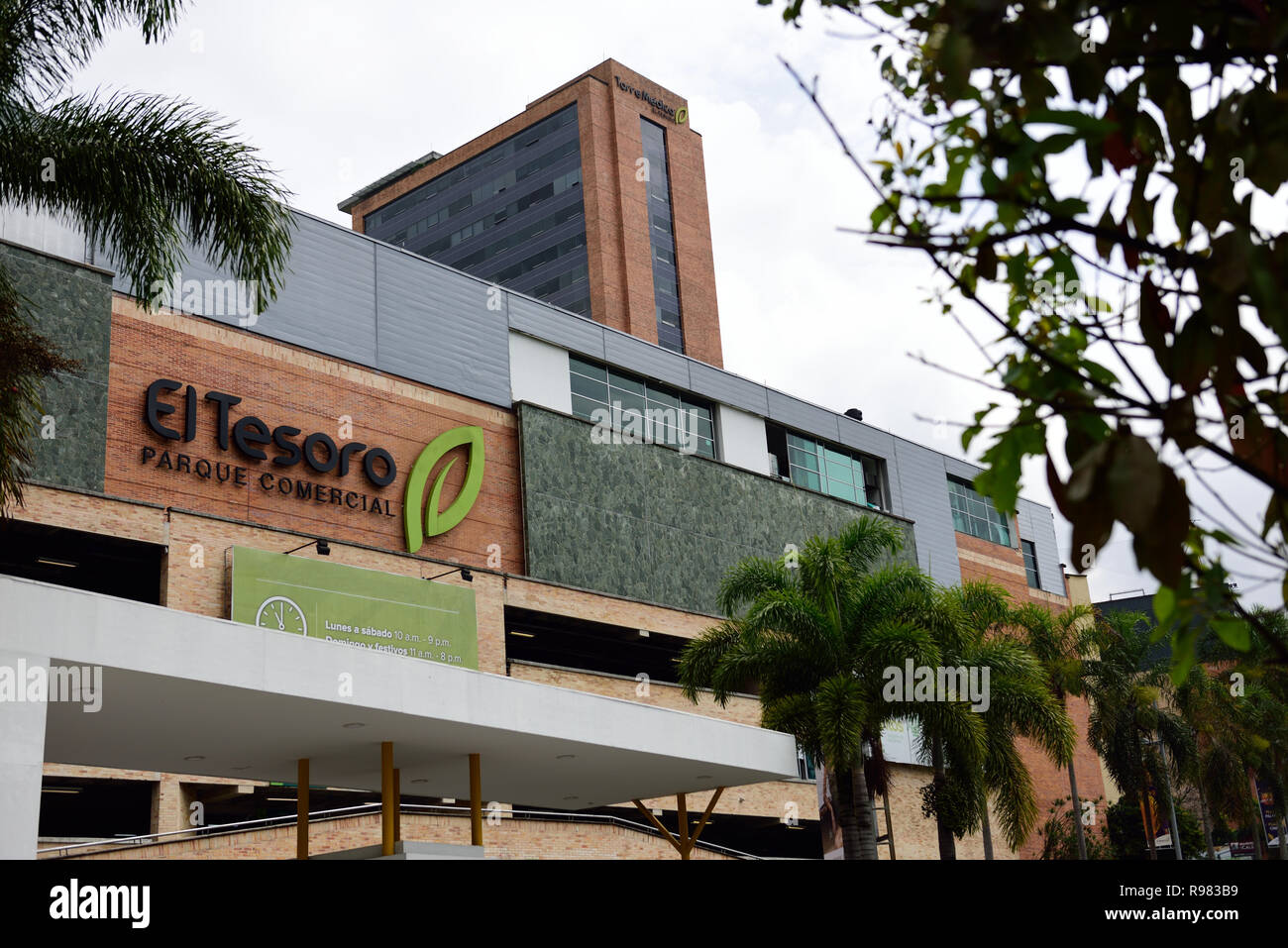 Ingresso al El Tesoro Parque Comercial o 'Parco Commerciale", un centro commerciale con negozi, ristoranti e teatri di film in El Poblado del quartiere. Foto Stock