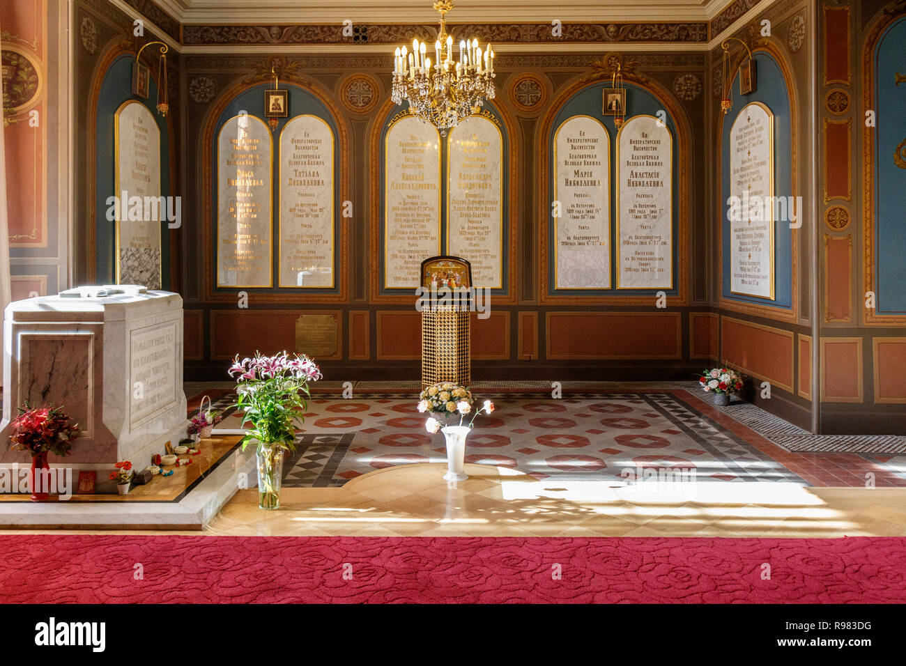 Marcatura di lapidi per la sepoltura del Tsar Nicholas II e famiglia in St. Catherine cappella. Di cui al riposo dei santi Pietro e Paolo cattedrale nel 1998. Foto Stock