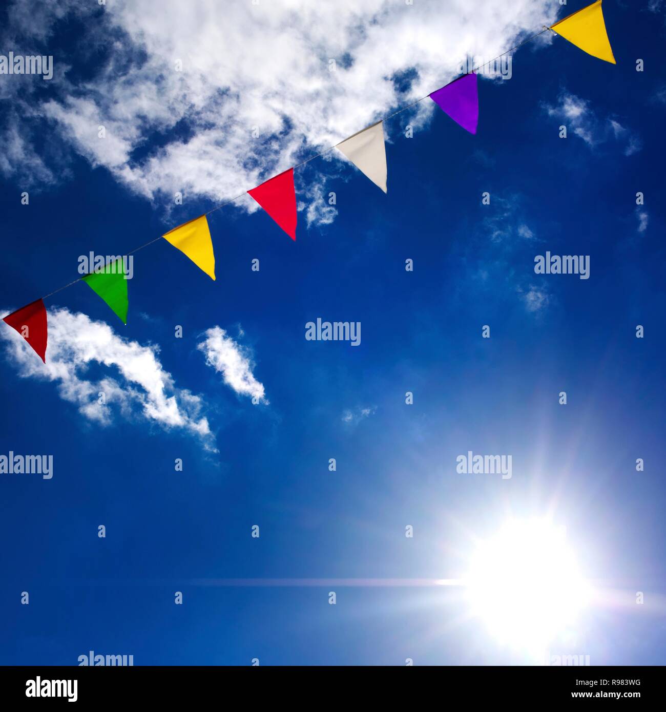 Bandierine multicolori con cielo blu, Francia Foto Stock