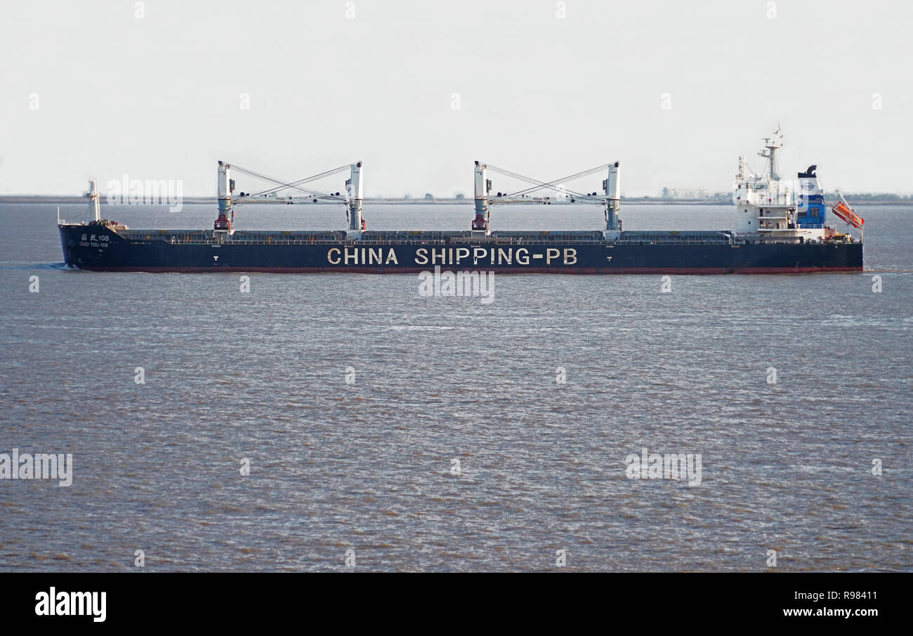 Cargo cinesi nel Mar della Cina orientale partenza dal porto di Shanghai Foto Stock