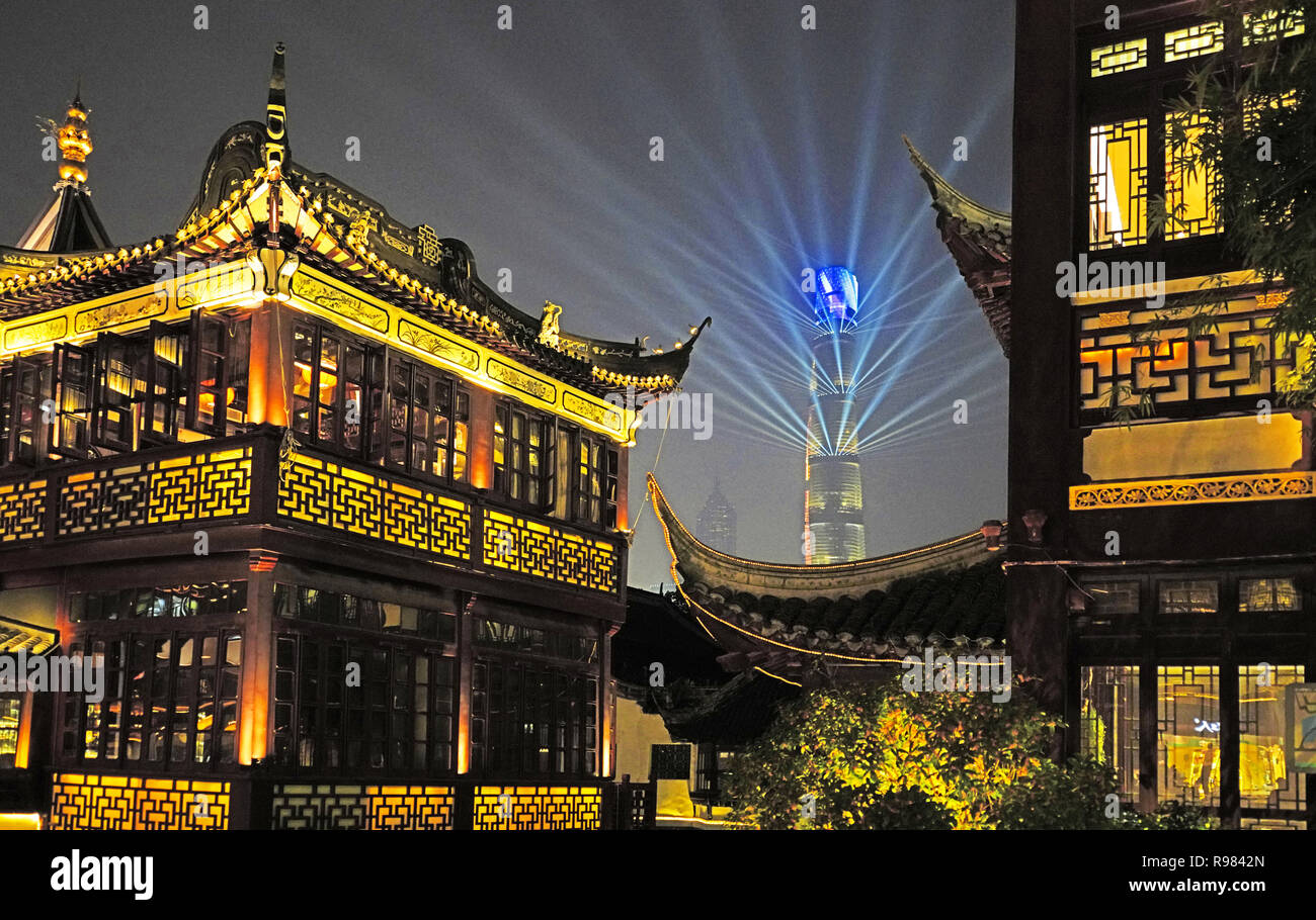 Light show su Shanghai Tower a Pudong visto dalla città vecchia di tè Huxinting House di Shanghai. Foto Stock