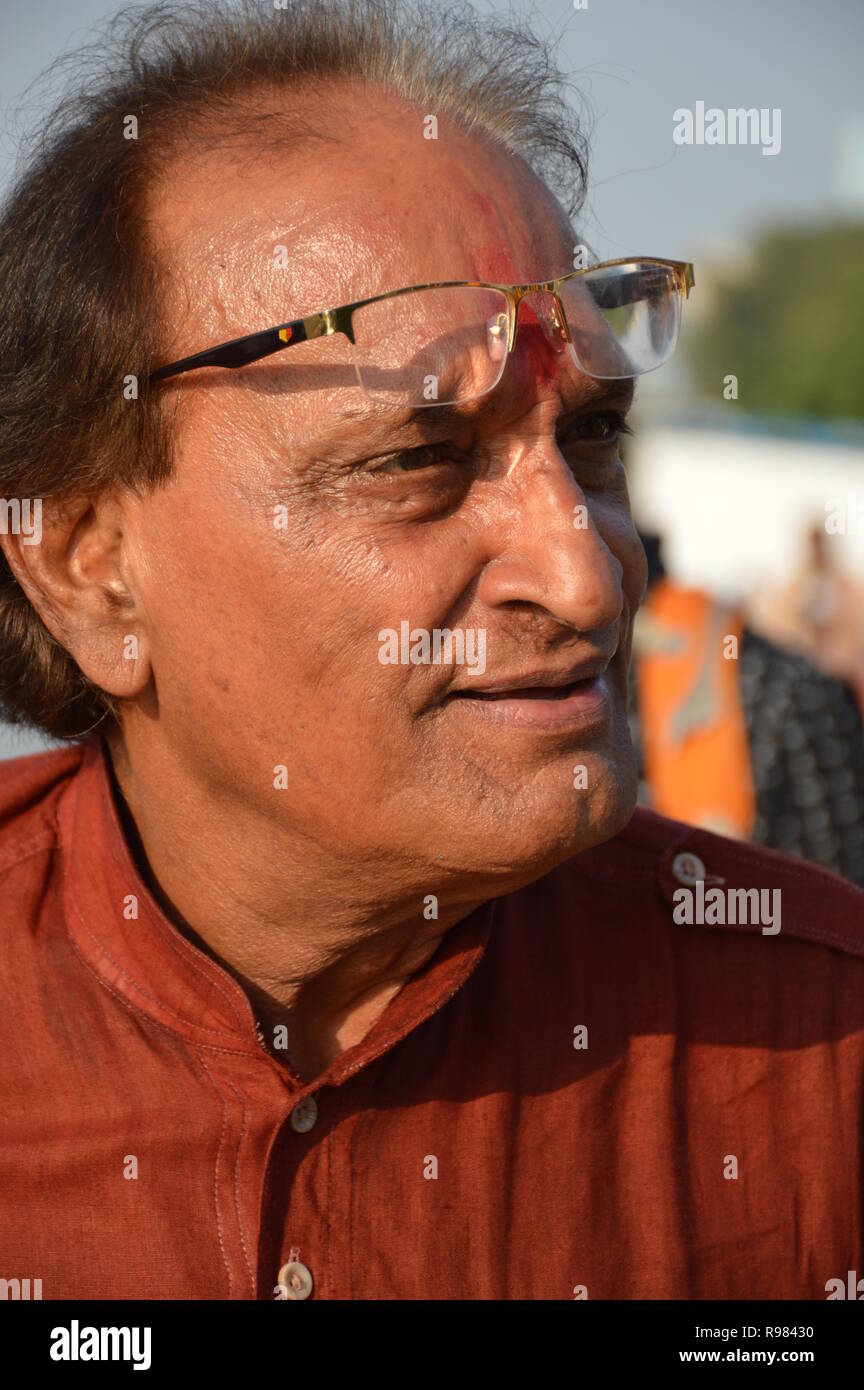 Veterano fotoreporter Raghu Rai (b 1942) durante la Durga idolo Cerimonia di immersione a Baje Kadamtala Ghat del Fiume Hooghly in Kolkata, India Foto Stock