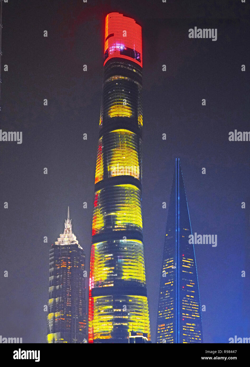 Grattacieli nel distretto finanziario di Pudong di Shanghai di notte includono, da sinistra a destra: Torre Jinmao, Shanghai Tower e il World Financial Center Foto Stock