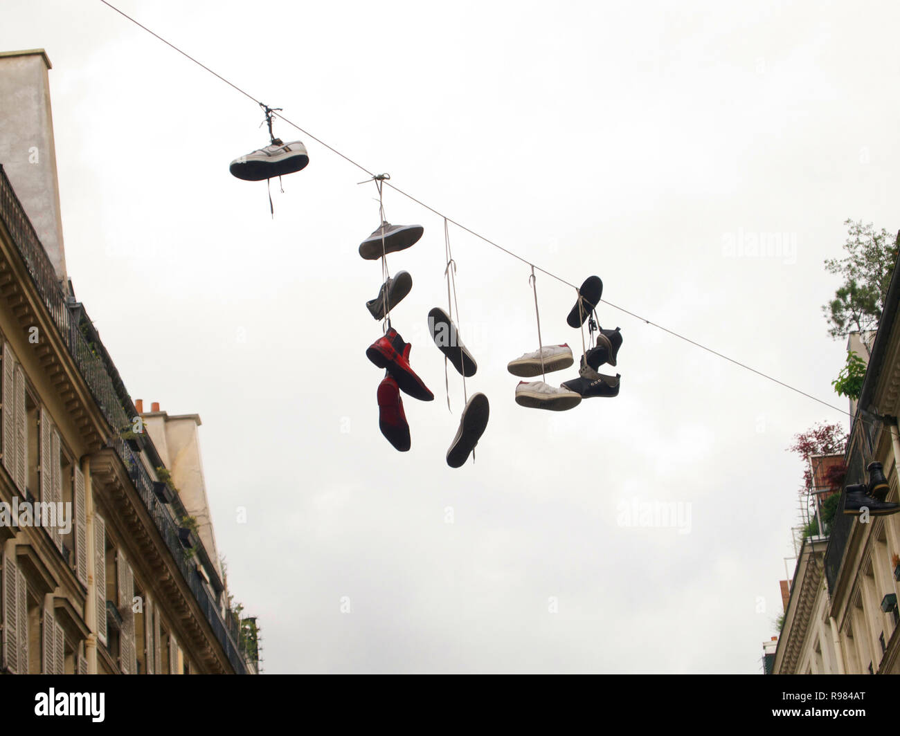 Sneakers appeso su una strada di Parigi, Francia Foto Stock