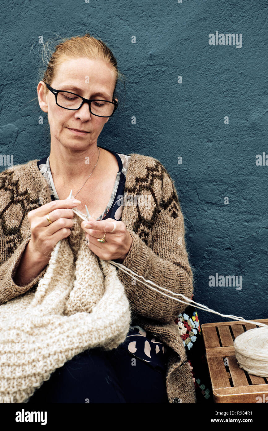Tessitura a mano un islandese tradizionale Lopapeysa lana maglione Foto Stock