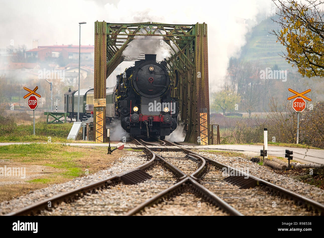 Il vecchio treno a vapore attraversando il ponte di Vipava a Nova Gorica, in Slovenia, l'Europa. Foto Stock