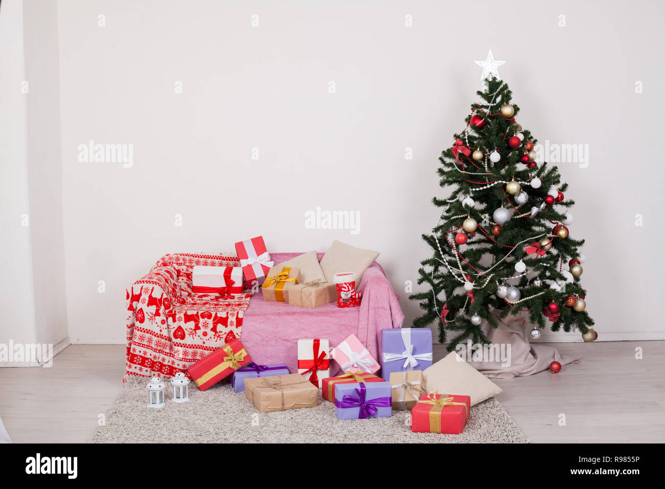 Regali Di Natale Casa.Albero Di Natale Casa Interno Nuovo Anno Regali Di Natale Decorazioni Di Inverno Foto Stock Alamy
