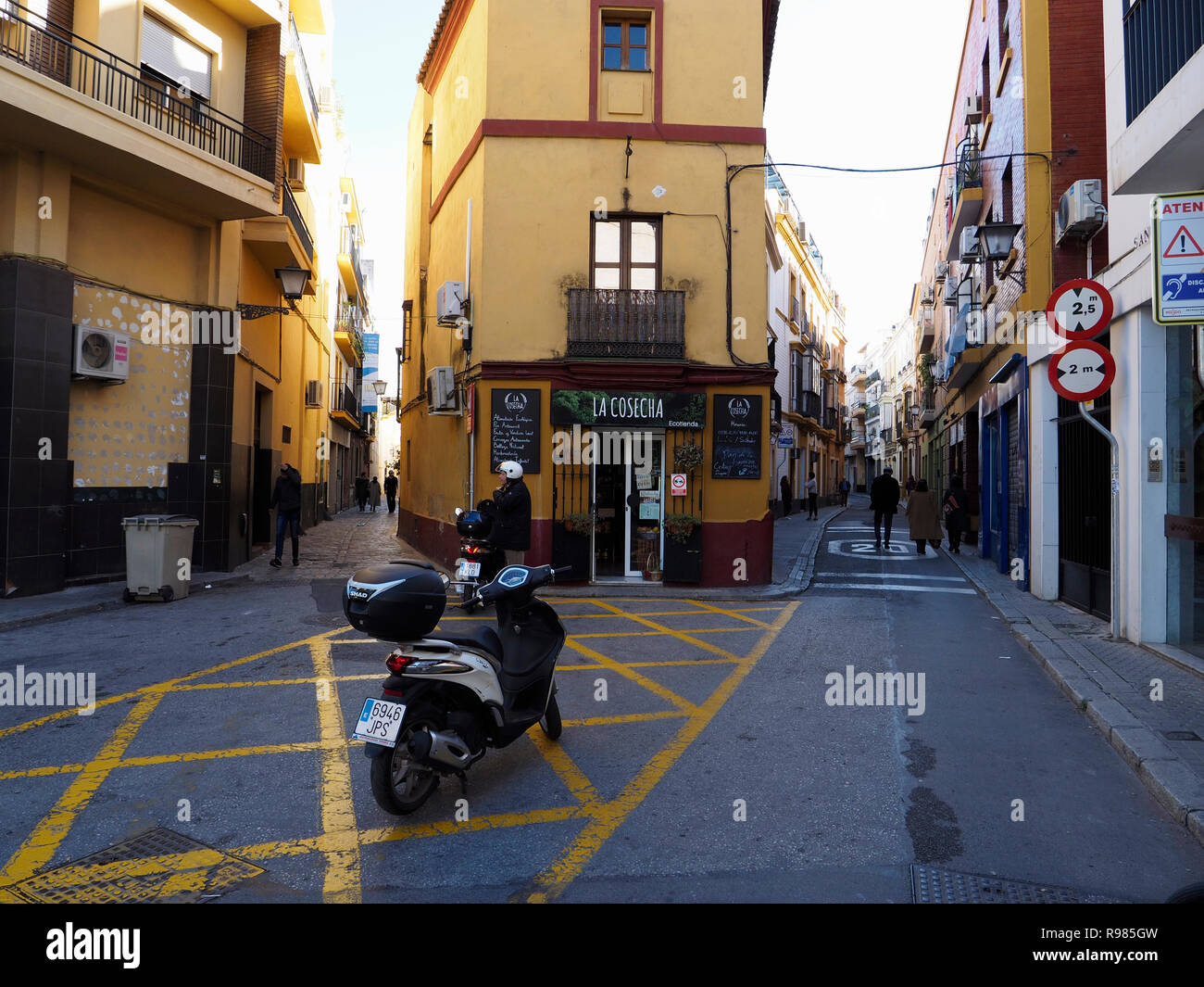 Scena di strada nella parte vecchia della città di Siviglia, in Andalusia, Spagna Foto Stock