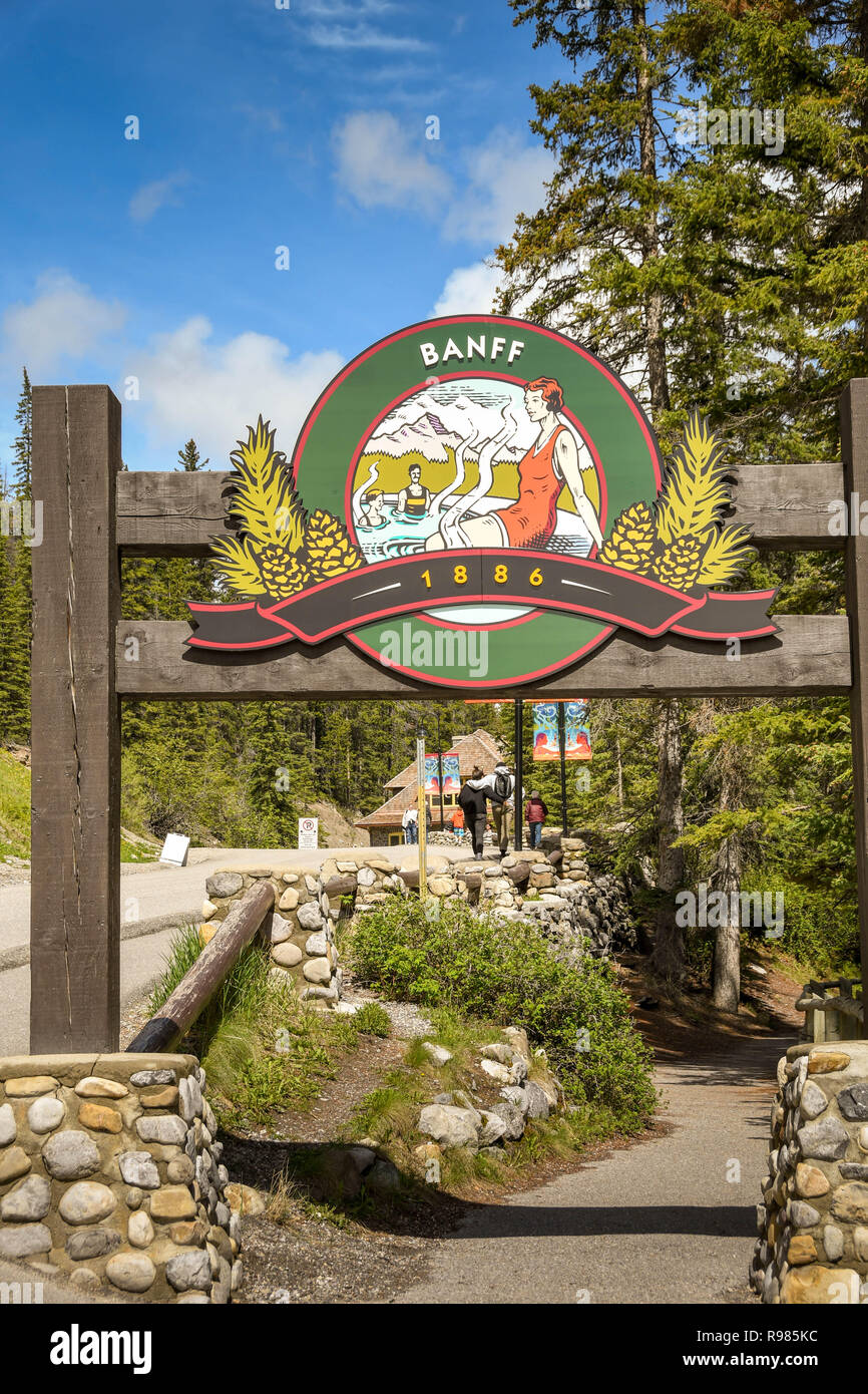 BANFF, Alberta, Canada - Giugno 2018: cartello in legno post alla etnrance al Banff Hot Springs dove l'acqua termale sorge alla superficie attraverso Foto Stock
