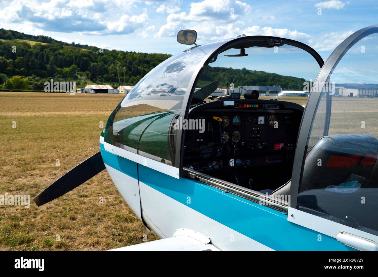 Un aereo cockpit su un aeroporto Foto Stock