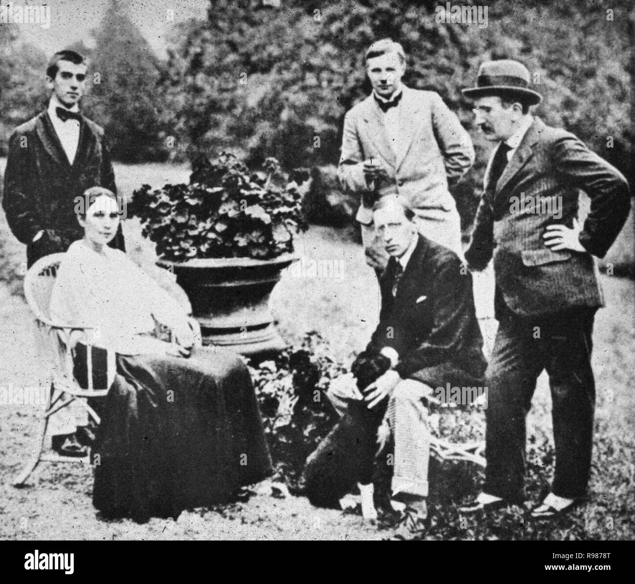 (L a R) Leonide Massine, Natalia Gontcharova e il suo husbund Mikhail Larionov, Igor Stravinsky, Leon Bakst a Losanna, 1915. Autore: anonimo. Foto Stock