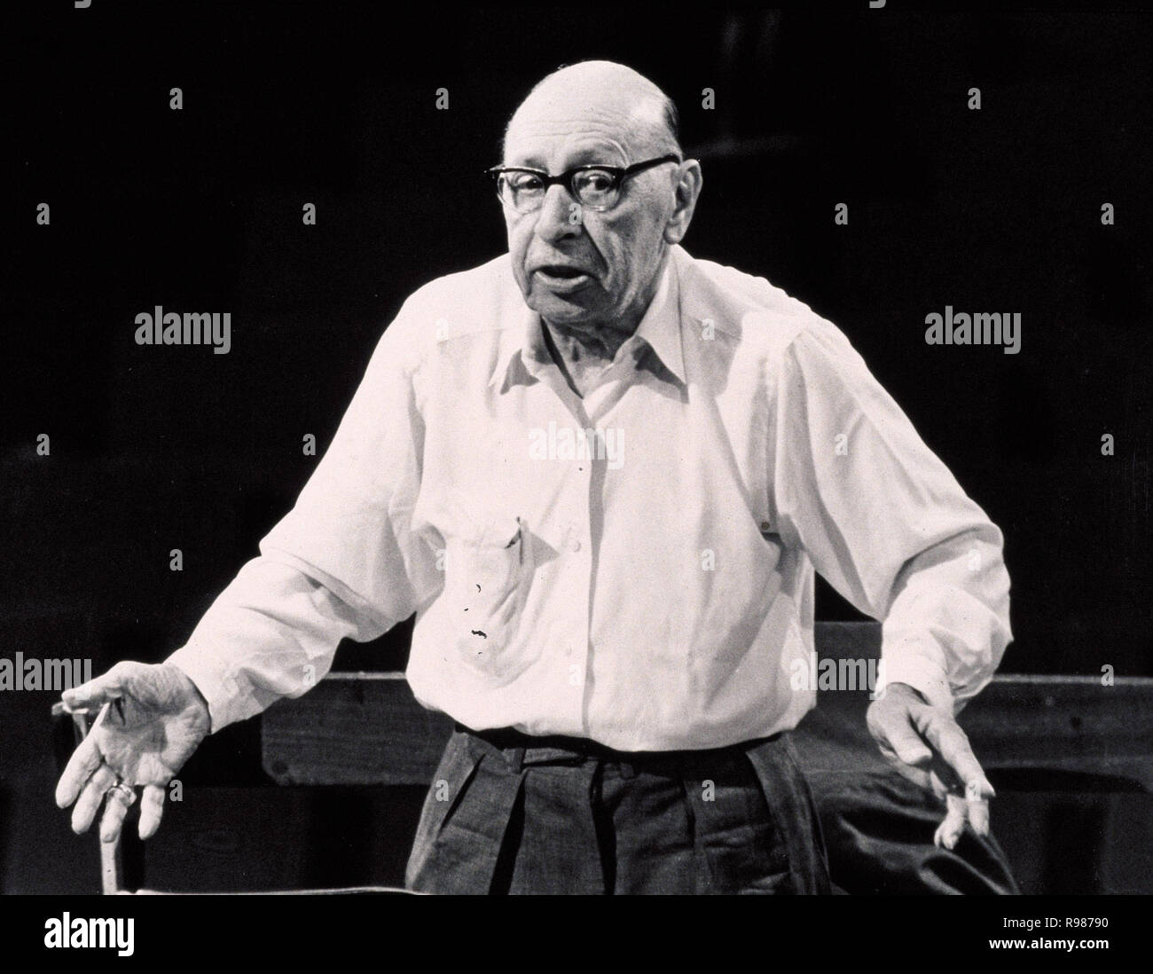 Igor Stravinsky. 83 anni, conducendo rehersal Orchestra per il concerto di Londra delle sue opere alla Royal Festival Hall. Il 15 settembre 1965. Foto Stock