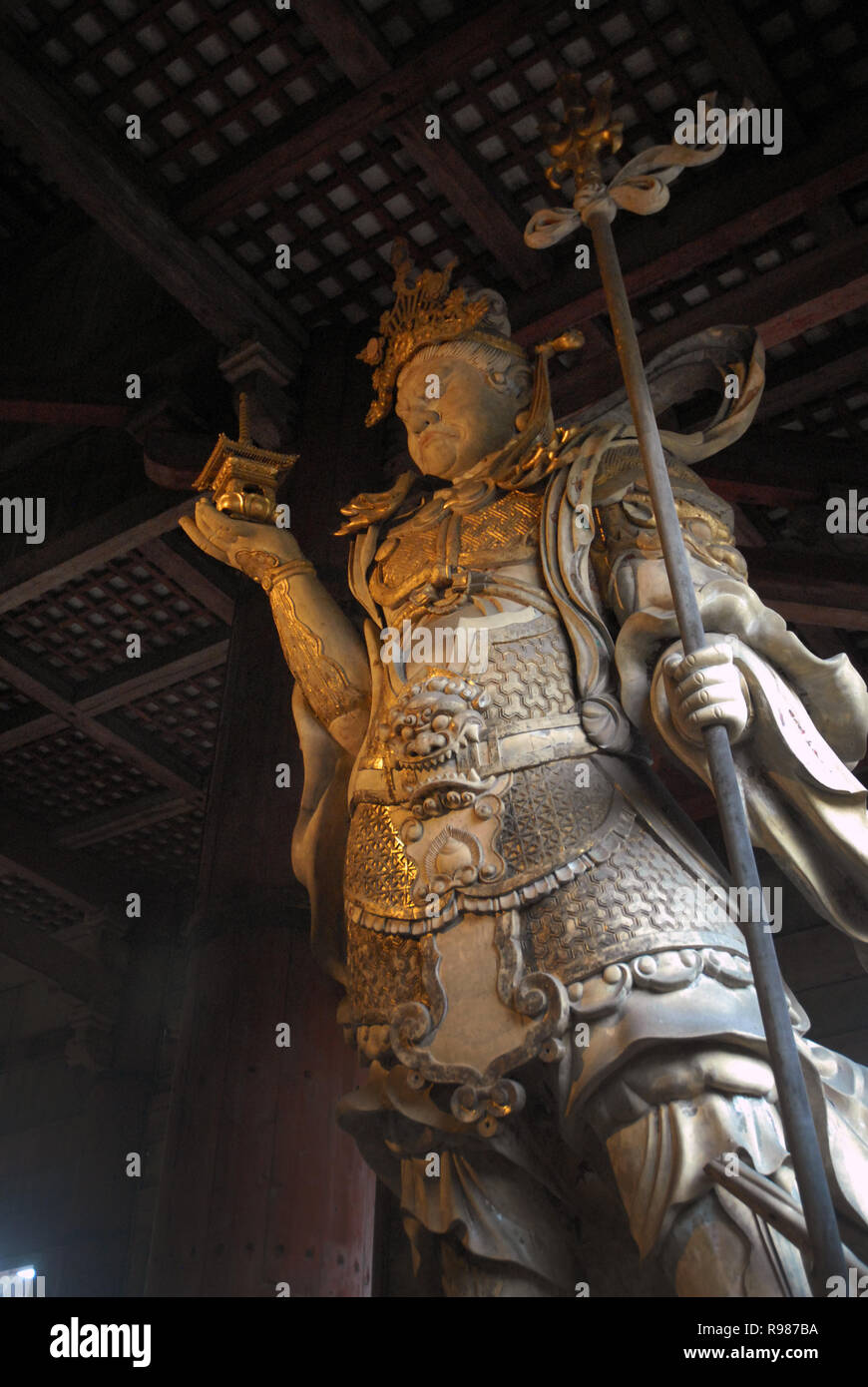 Statua lignea di Komokuten custode, il Tempio Todaiji, Nara, Giappone. Foto Stock