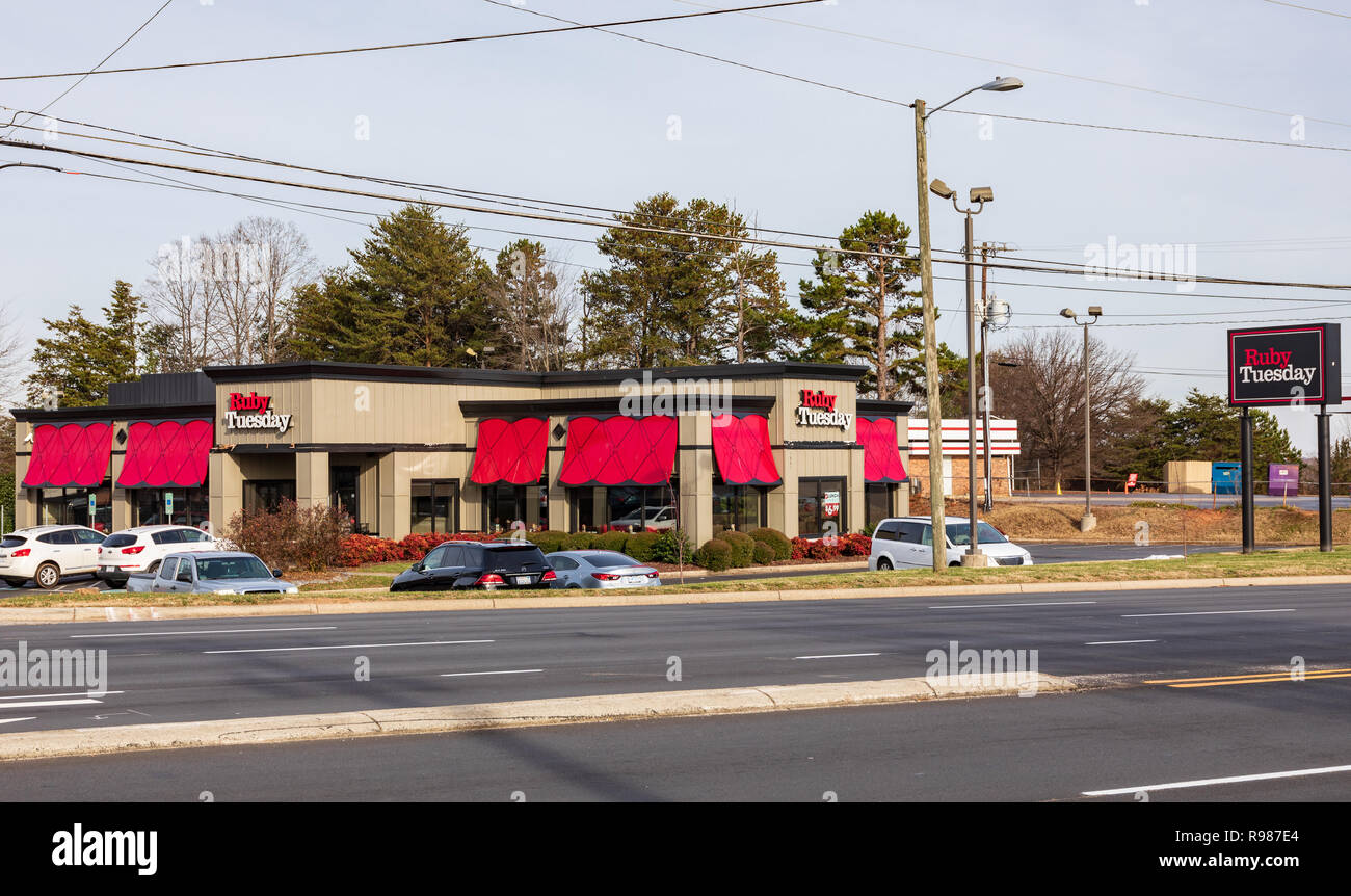 HICKORY, NC, Stati Uniti d'America-12-19-18: un locale Ristorante Ruby Tuesday, uno di 736 negozi di tutto il mondo e offre pasti informali, soprattutto lungo la costa est del Foto Stock
