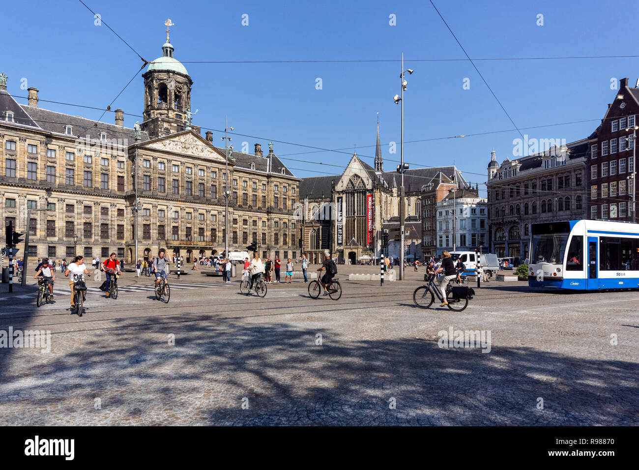 I ciclisti sulla Piazza Dam in Amsterdam, Paesi Bassi Foto Stock