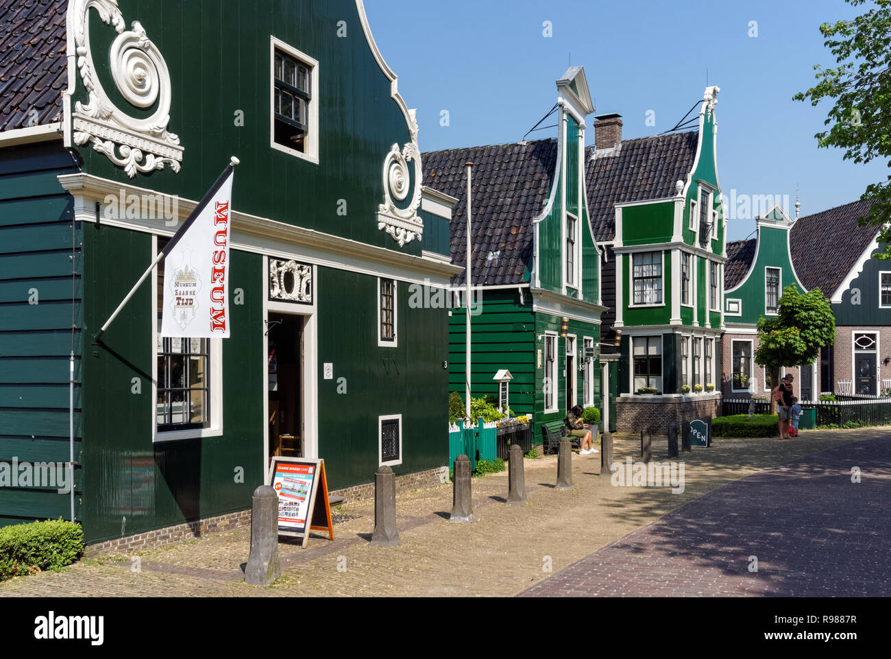 Olandesi tradizionali case di legno a Zaanse Schans museum in Paesi Bassi Foto Stock