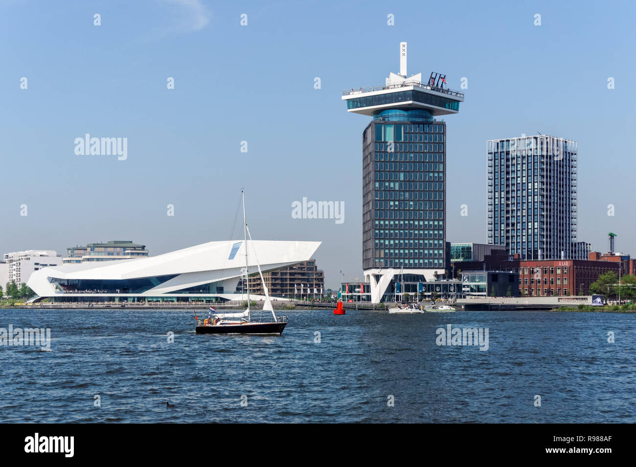 Waterfront di Amsterdam Noord distretto con un moderno edificio di eye Film Institute Paesi Bassi, Amsterdam, Paesi Bassi Foto Stock
