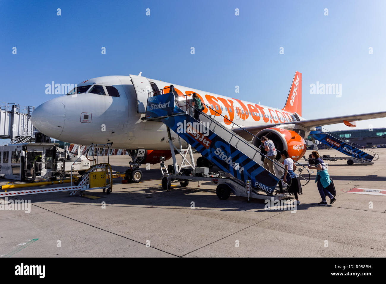I passeggeri EasyJet imbarco aereo all'Aeroporto Stansted di Londra England Regno Unito Regno Unito Foto Stock