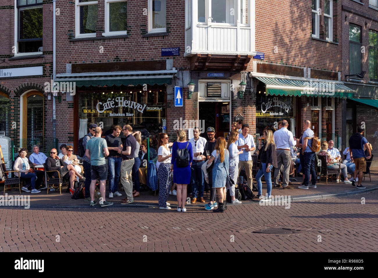 I giovani di bere fuori Café Heuvel in Amsterdam, Paesi Bassi Foto Stock