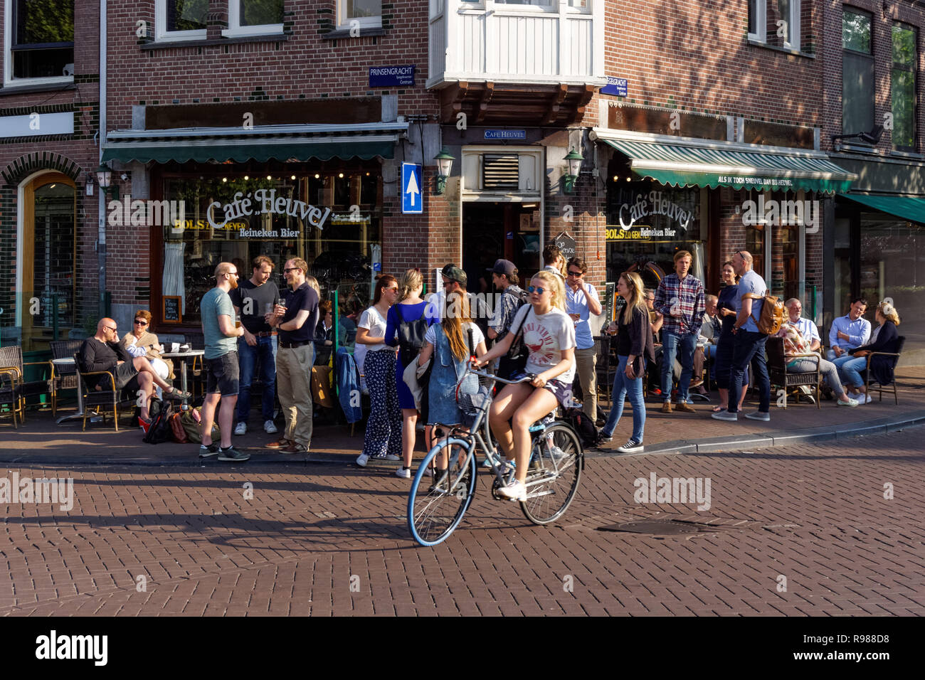 I giovani godono di estate meteo in Amsterdam, Paesi Bassi Foto Stock