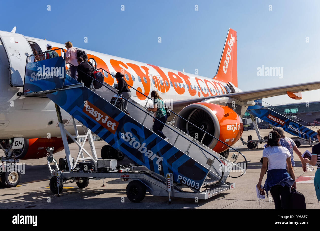 I passeggeri EasyJet imbarco aereo all'Aeroporto Stansted di Londra England Regno Unito Regno Unito Foto Stock