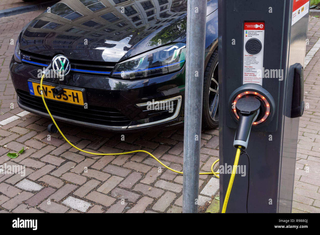 Auto elettrica al punto di ricarica ad Amsterdam, Paesi Bassi Foto Stock