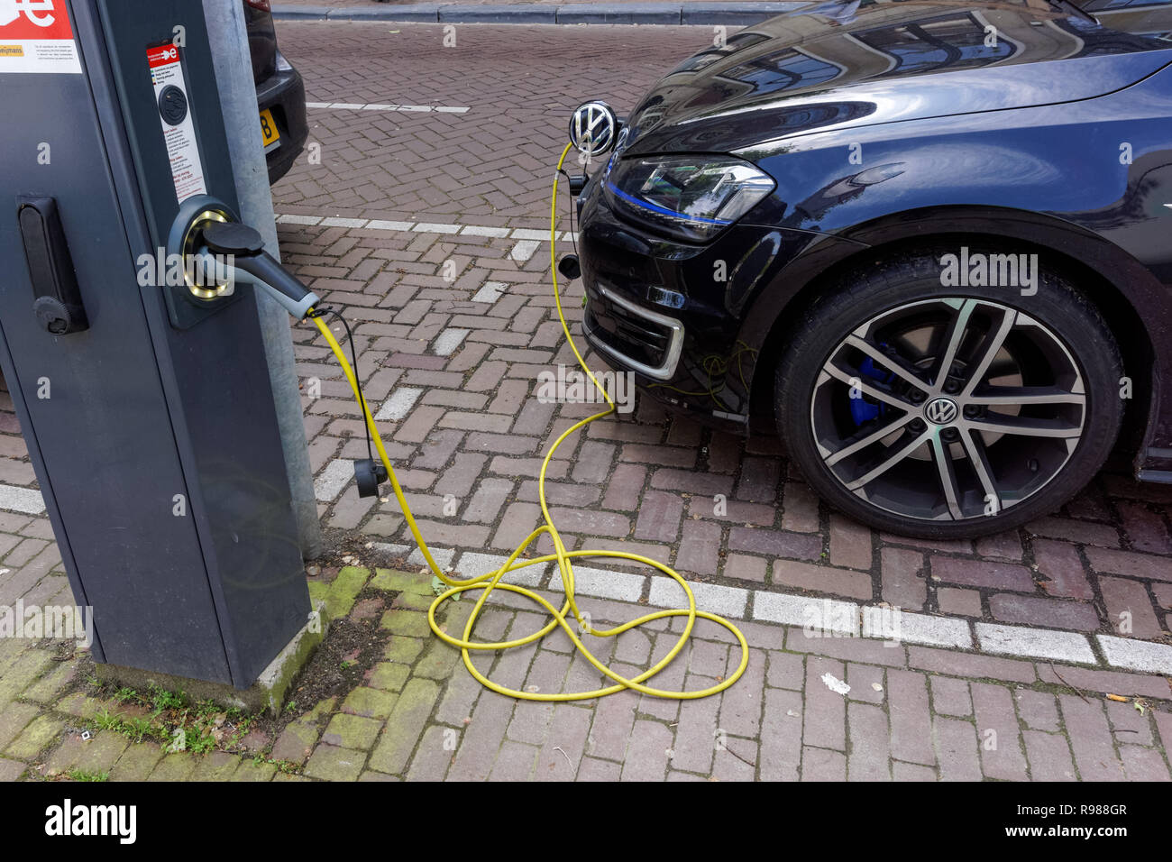 Auto elettrica al punto di ricarica ad Amsterdam, Paesi Bassi Foto Stock
