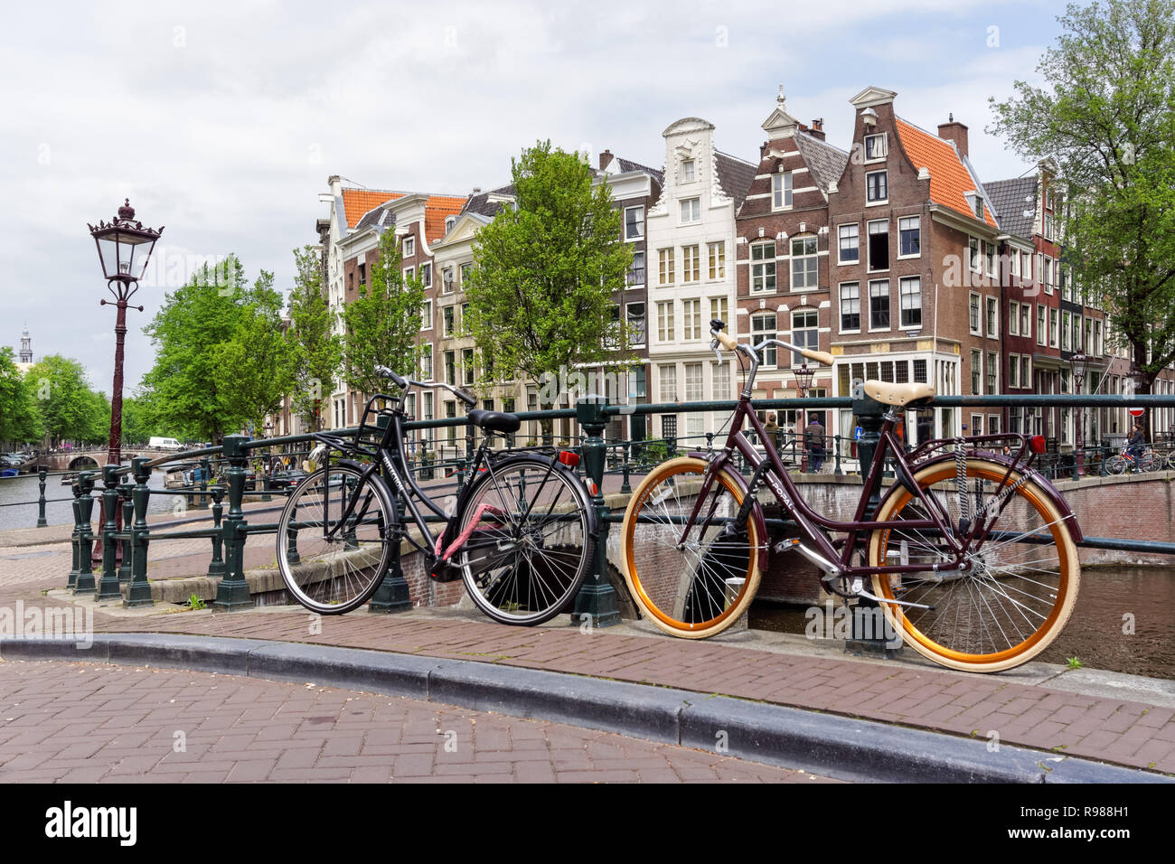 Dutch biciclette parcheggiate lungo il canale di Amsterdam, Paesi Bassi Foto Stock