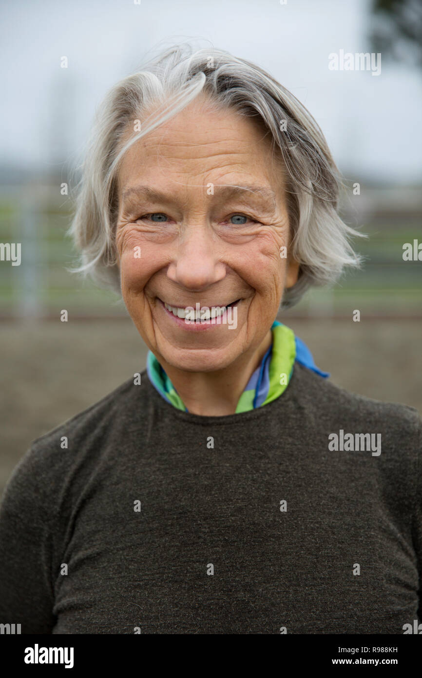 Il vecchio donna sorridente Foto Stock