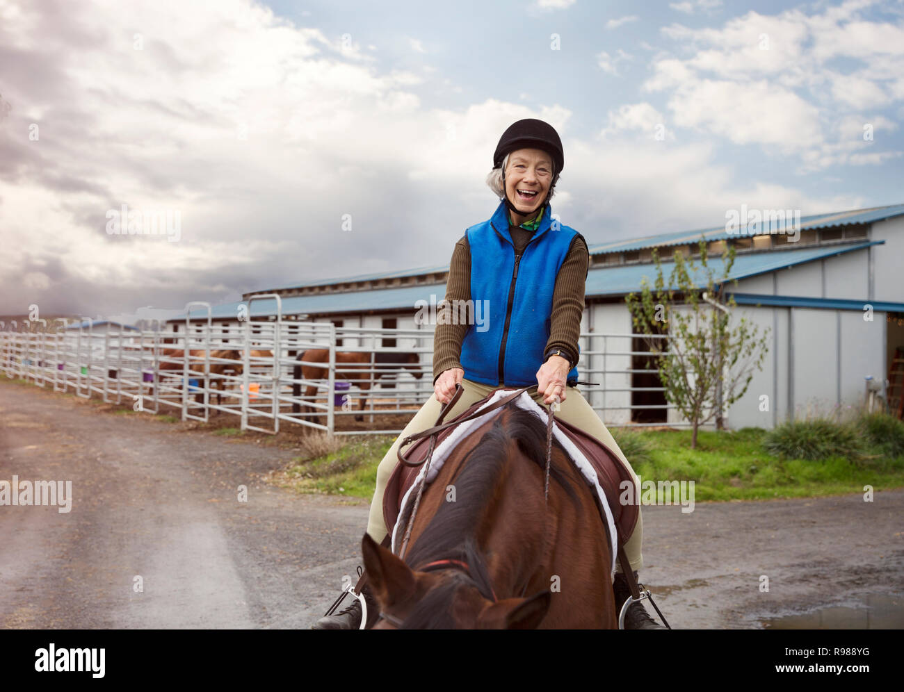 Senior donna a cavallo Foto Stock