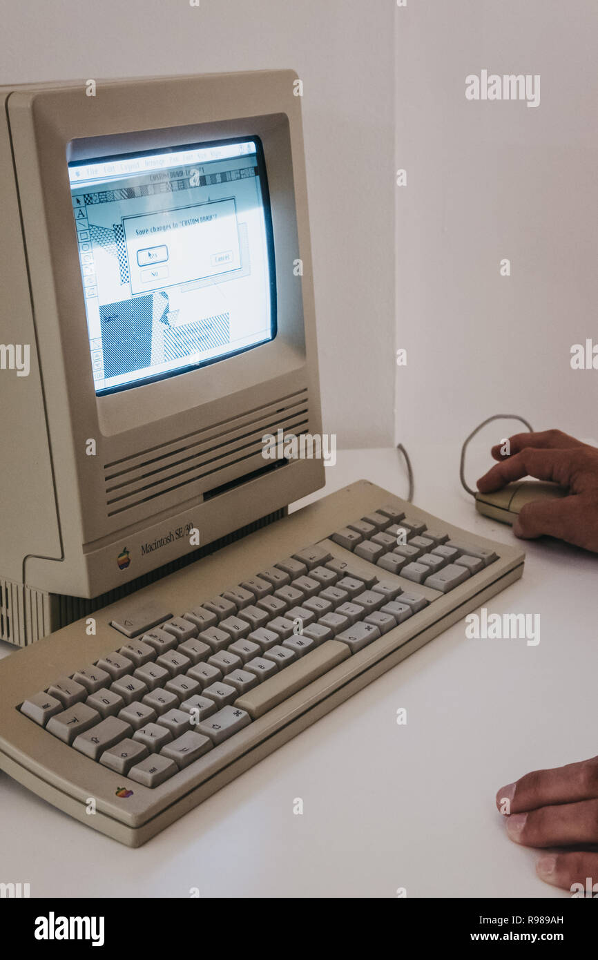 Praga, Repubblica Ceca - 28 agosto 2018: Macintosh SE30 del computer sul display interno Apple Museum di Praga, la più grande collezione privata di Apple PR Foto Stock