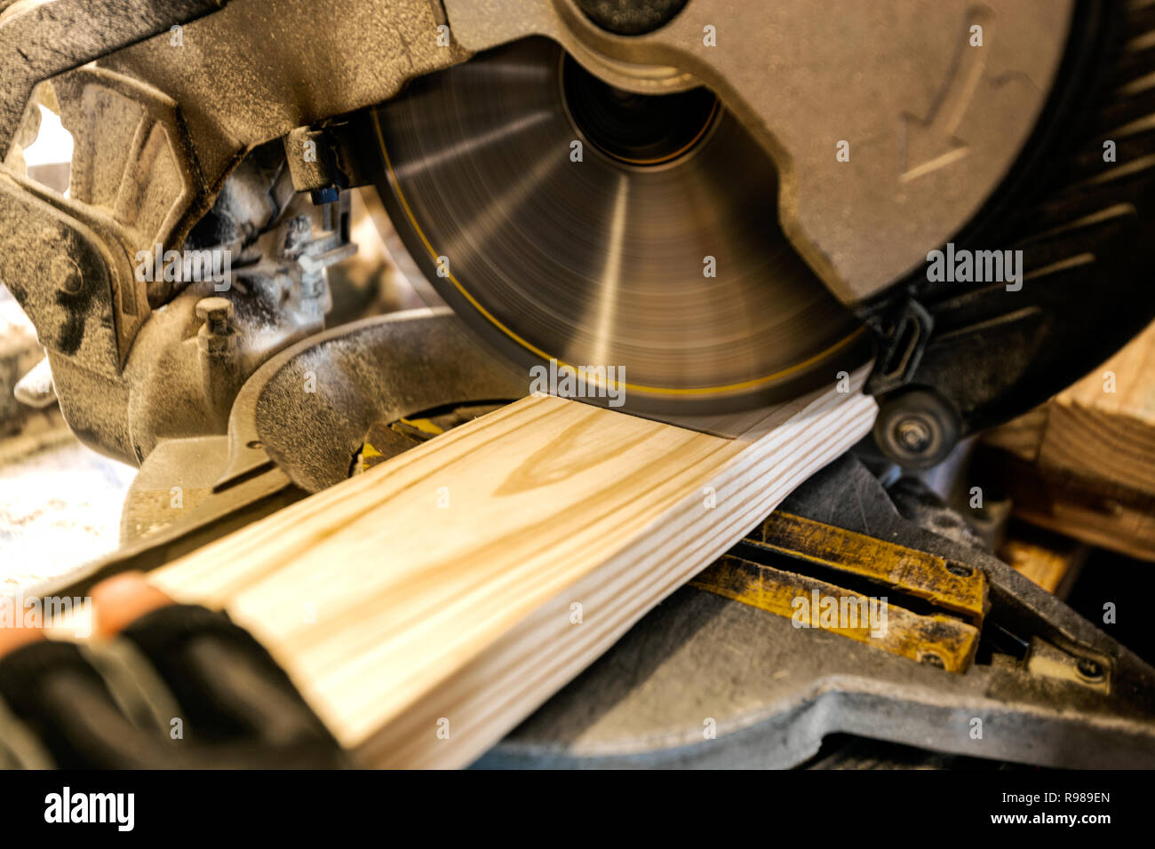 Sega circolare per il taglio di legno listone Foto Stock