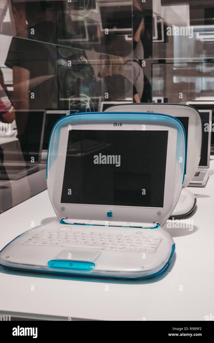 Praga, Repubblica Ceca - 28 agosto 2018: Famiglia di iBooks sul display interno Apple Museum di Praga, la più grande collezione privata di prodotti Apple Foto Stock