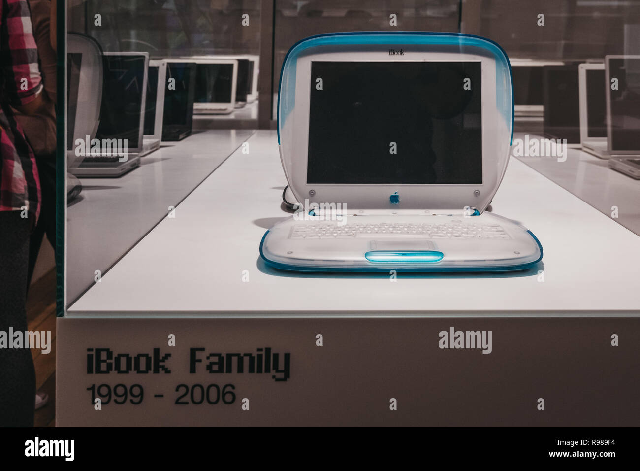 Praga, Repubblica Ceca - 28 agosto 2018: Famiglia di iBooks sul display interno Apple Museum di Praga, la più grande collezione privata di prodotti Apple Foto Stock