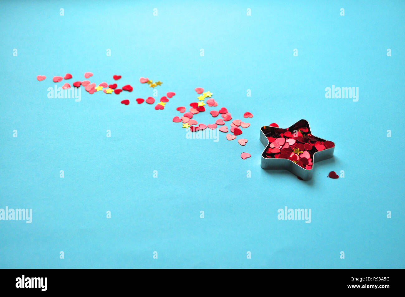 A forma di stella scatola con cuori rossi su sfondo blu. Stile minimalista. Foto Stock