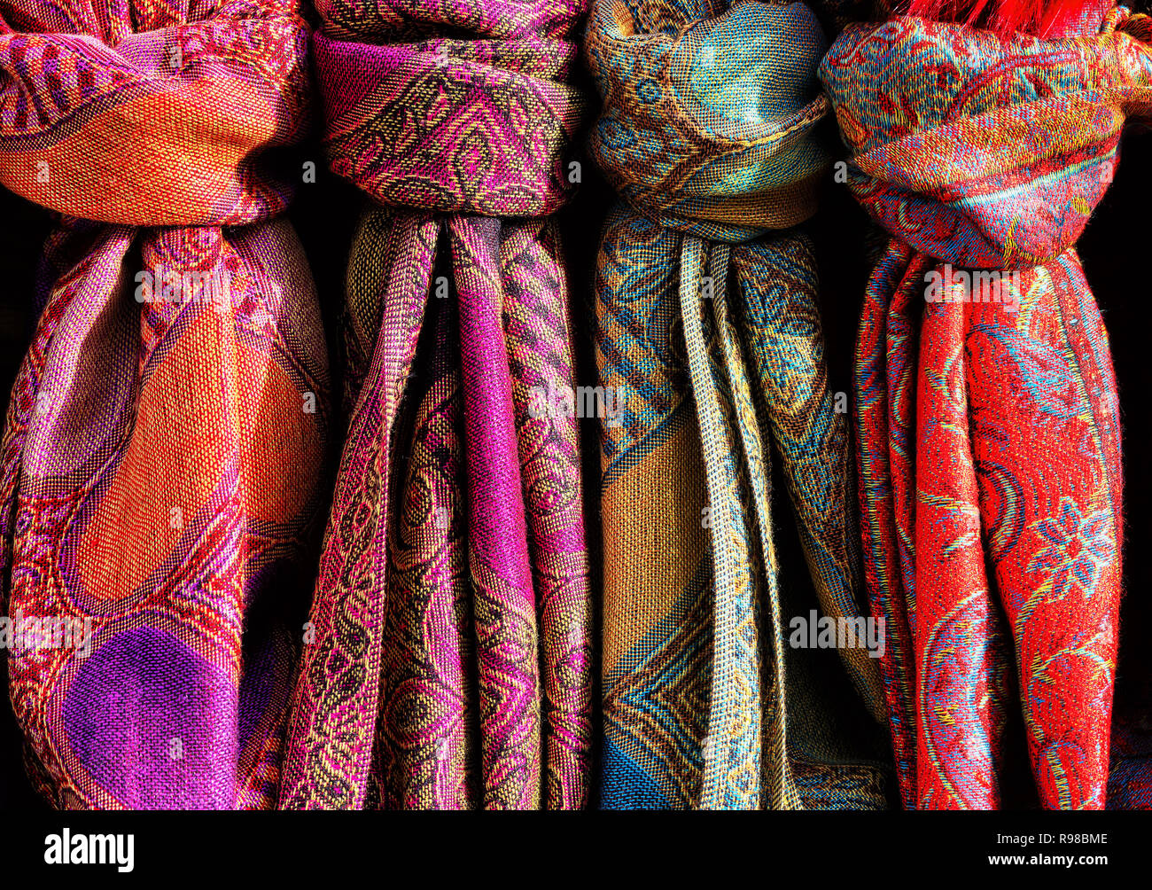 Closep di colorate sciarpe Foto Stock