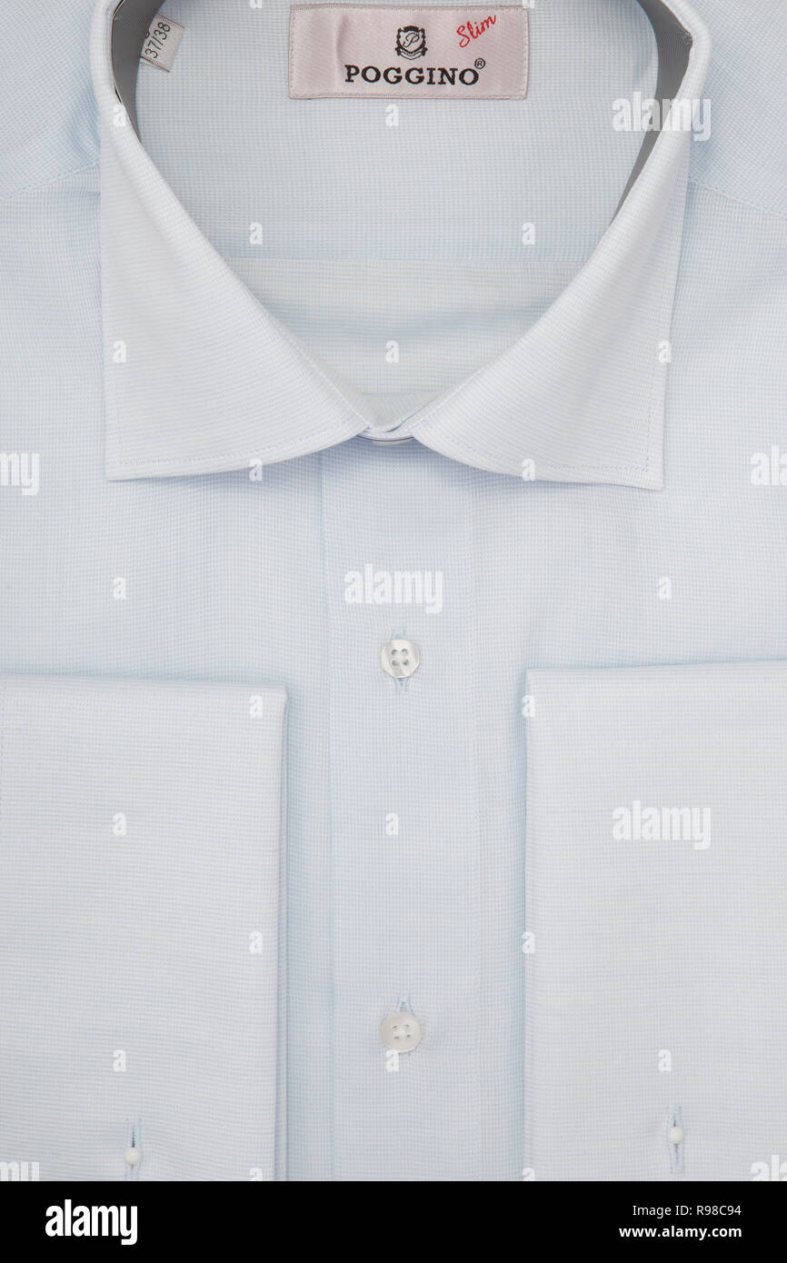 Uomini camicia di imballaggio close-up macro vista dall'alto. Foto Stock